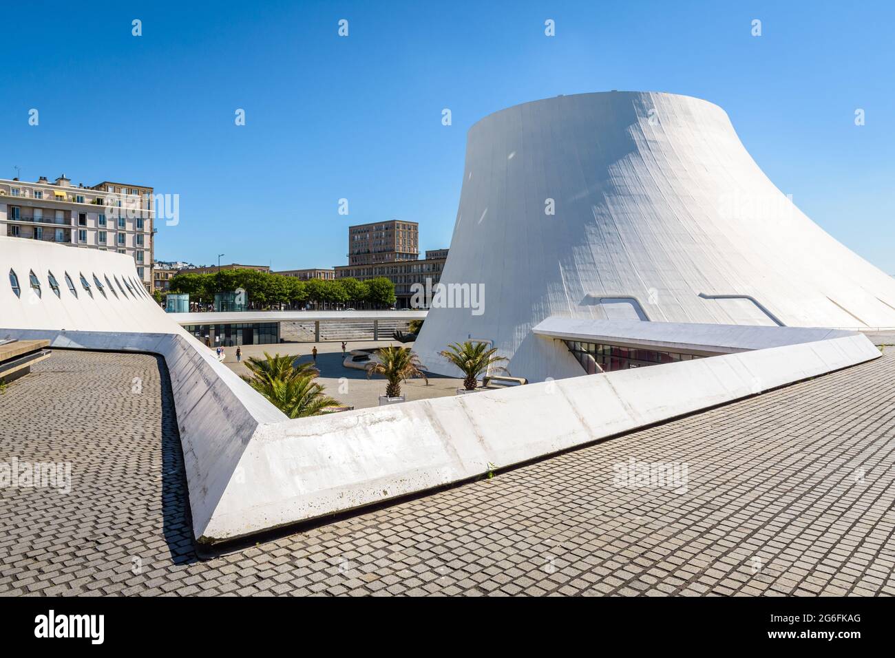 Le Volcan è un centro culturale a forma di vulcano, che fa parte del complesso architettonico Oscar Niemeyer di le Havre, Francia. Foto Stock