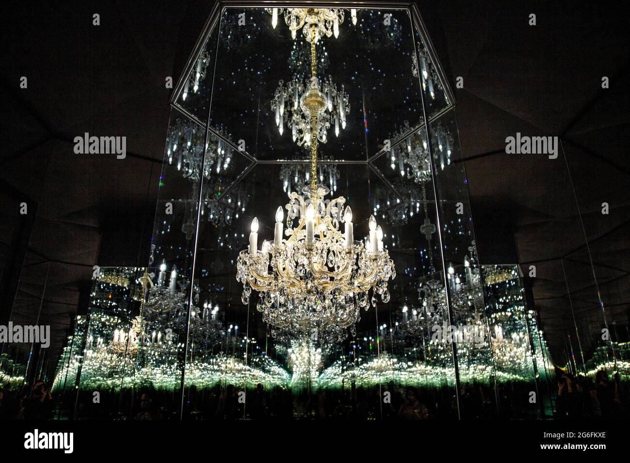 Chadelier of Glief alla mostra Yayoi Kusama Infinity Mirror Rooms 2021 al Tate Modern, Londra, Regno Unito Foto Stock