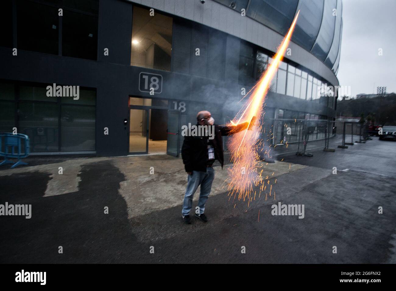 Juan Iturralde lancia un razzo dall'esterno dello stadio Anoeta (Arena reale). Juan è il lanciatore di fuochi d'artificio per Real Sociedad. San Sebastian. Foto Stock