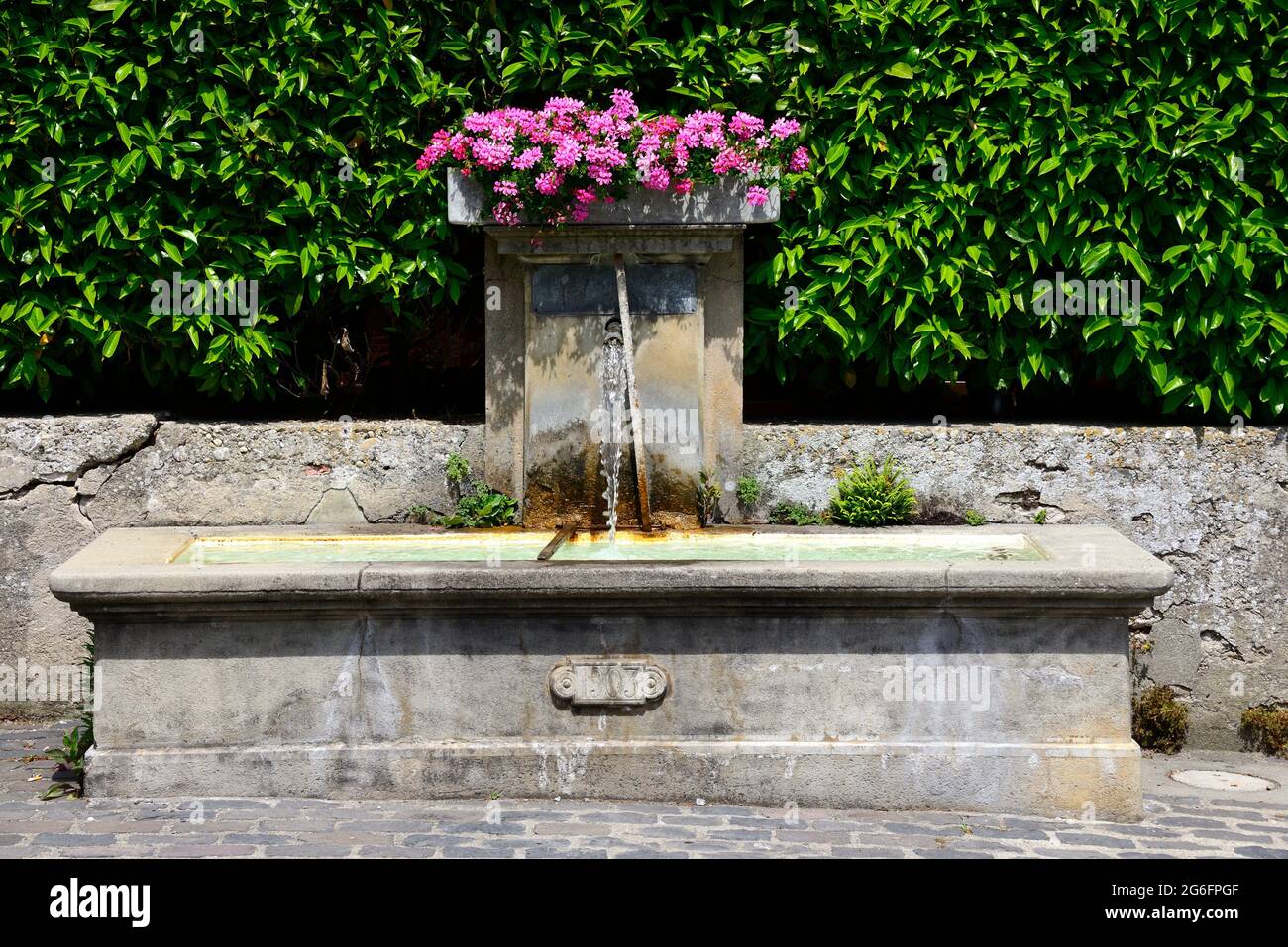 Fontana di strada con acqua potabile, Russin, Ginevra, Canton Ginevra, Romandy - parte di lingua francese della Svizzera, vicino al confine francese, francese Foto Stock