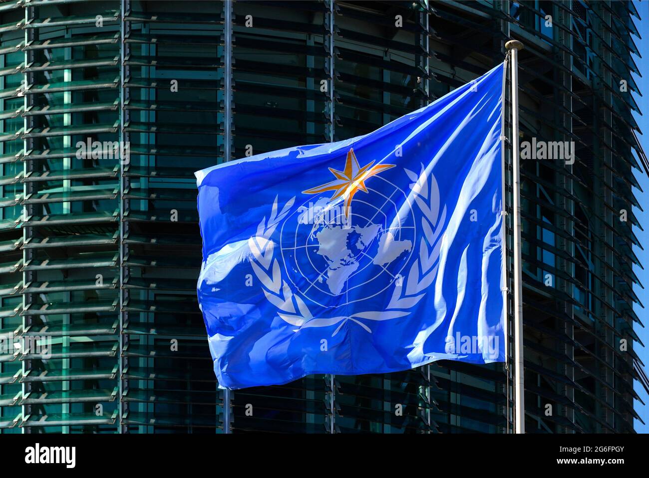 Bandiera con il logo dell'Organizzazione Meteorologica Mondiale WMO di fronte alla sede centrale di Ginevra, Svizzera, Europa Foto Stock