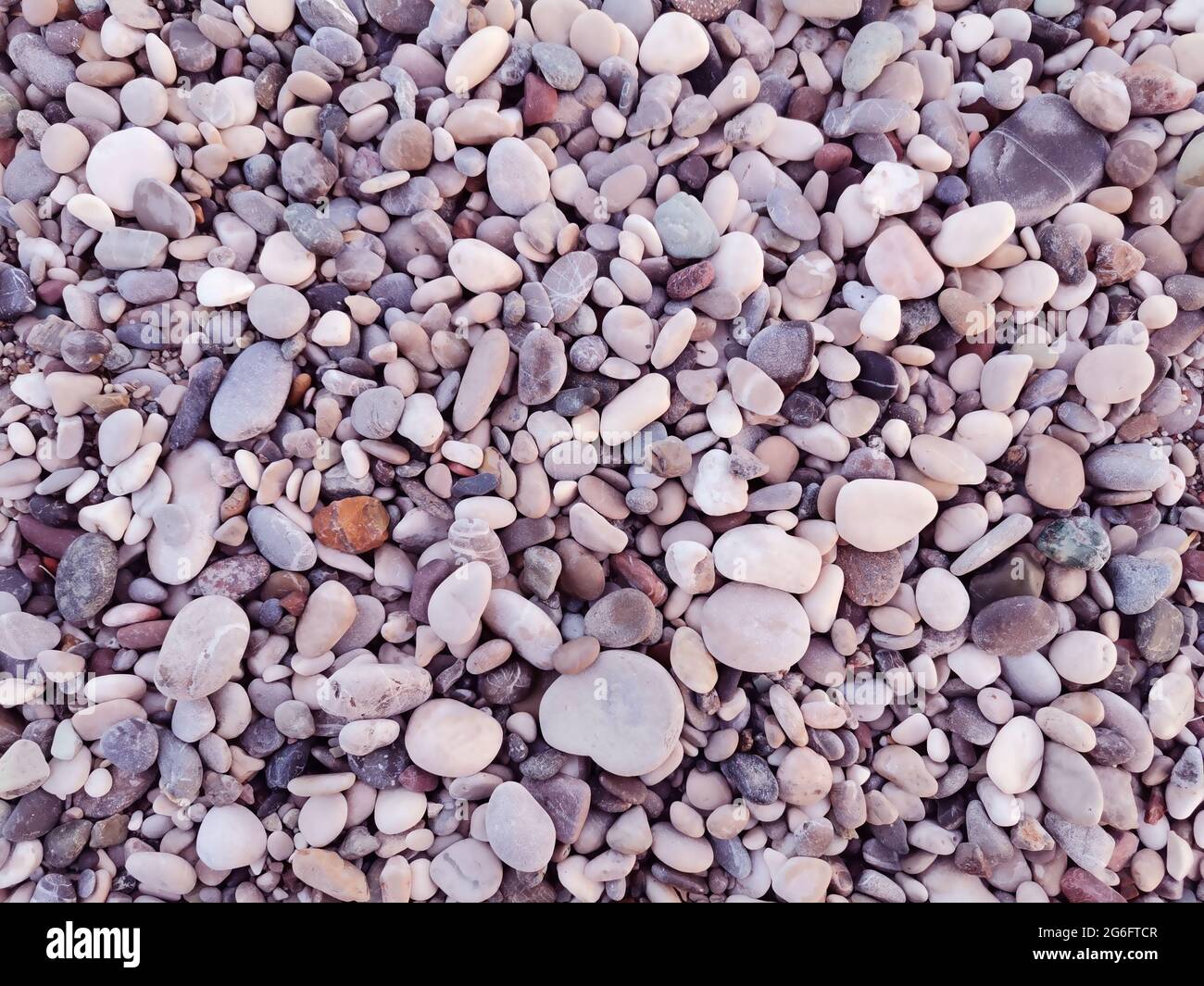 Pietre colorate. Pietre sulla spiaggia. Piccole e grandi pietre sulla spiaggia. Foto Stock