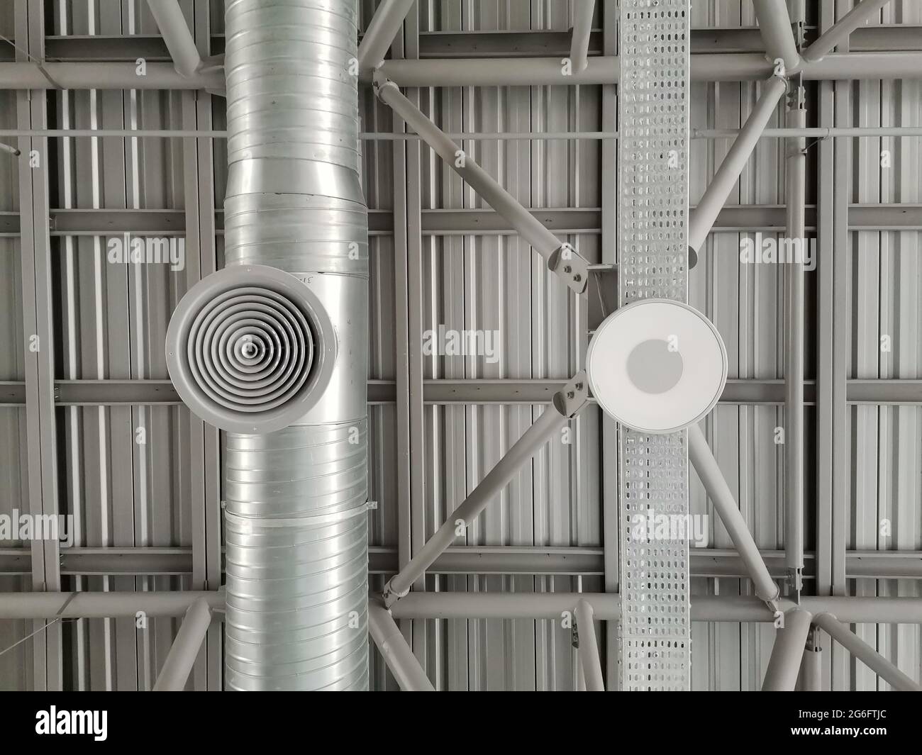 Sistema di ventilazione per ambienti di lavoro di grandi dimensioni. Foto Stock