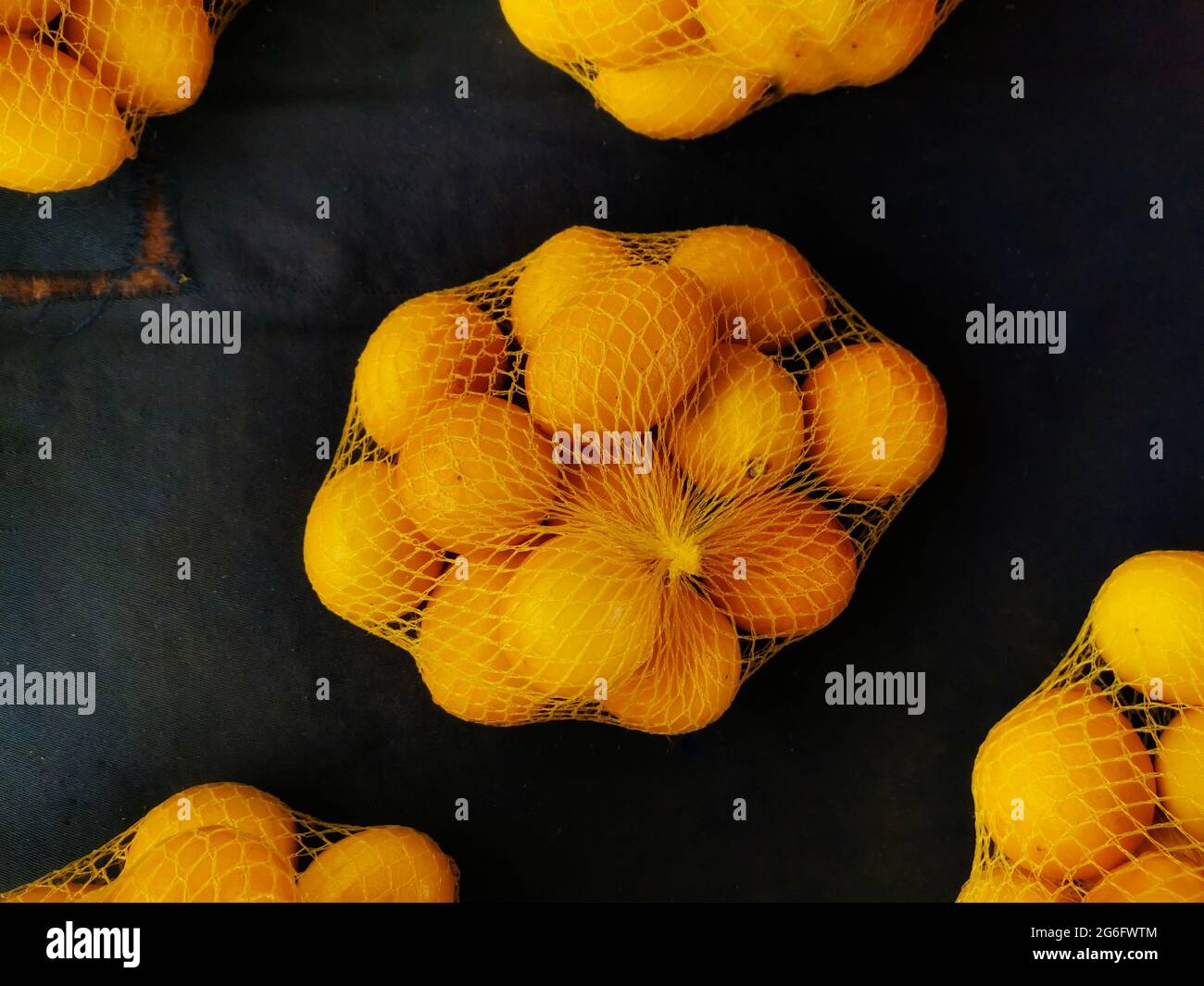 Limoni. Limoni nella rete. Limone al greengrocrocer stalla. Foto Stock