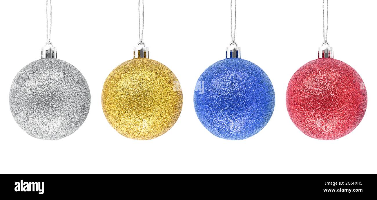 Baubles natalizi sospesi in argento, oro, blu, rosso glitter isolati a su sfondo bianco. Foto Stock