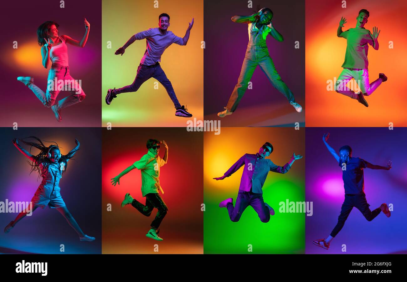 Saltando in alto, volando, ballando. Ritratto di gruppo di persone su sfondo multicolore in luce al neon, collage. Foto Stock