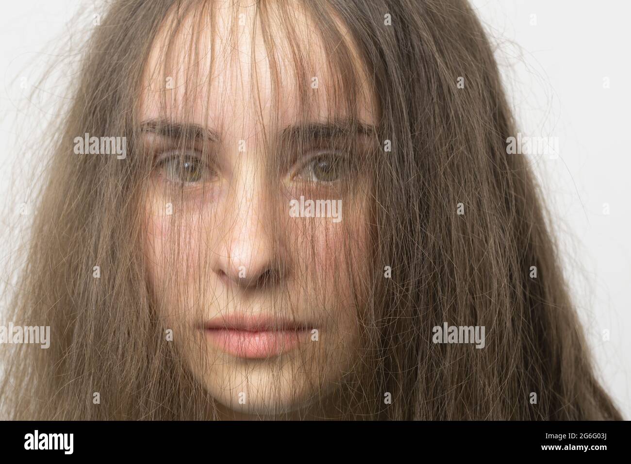 Primo piano ritratto capelli di fronte a bella giovane donna brunette Foto Stock