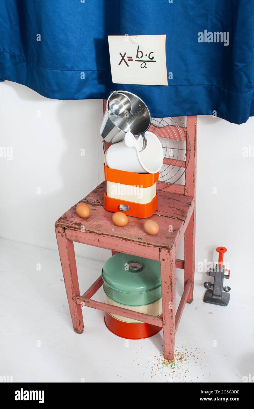 Equazione di cottura sopra l'attrezzatura su sedia rustica Foto Stock
