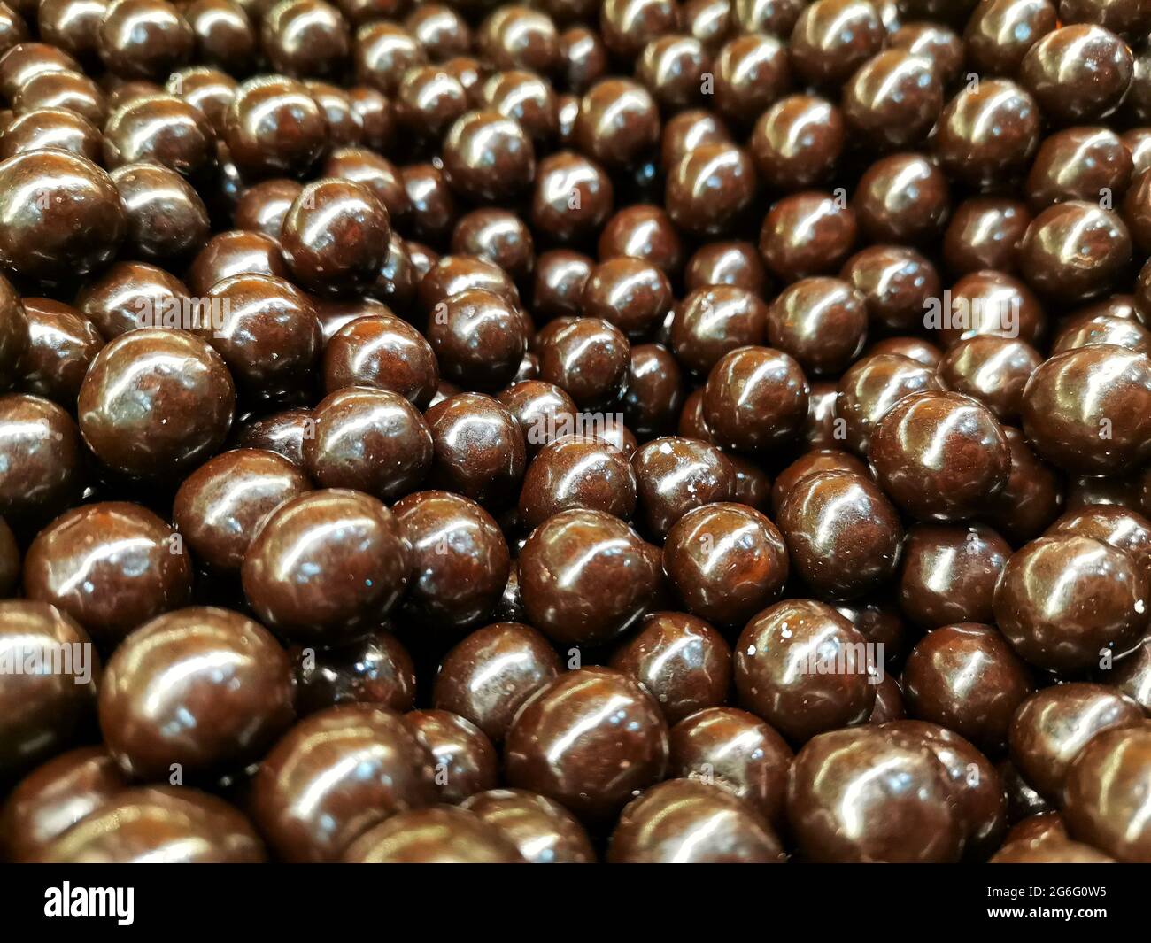 Primo piano cioccolato nero rotondo. Sfondo piccoli cioccolatini e dettagli  foto Foto stock - Alamy