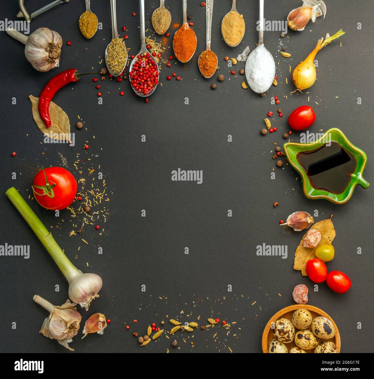 Spezie su sfondo nero fondo culinario Foto Stock