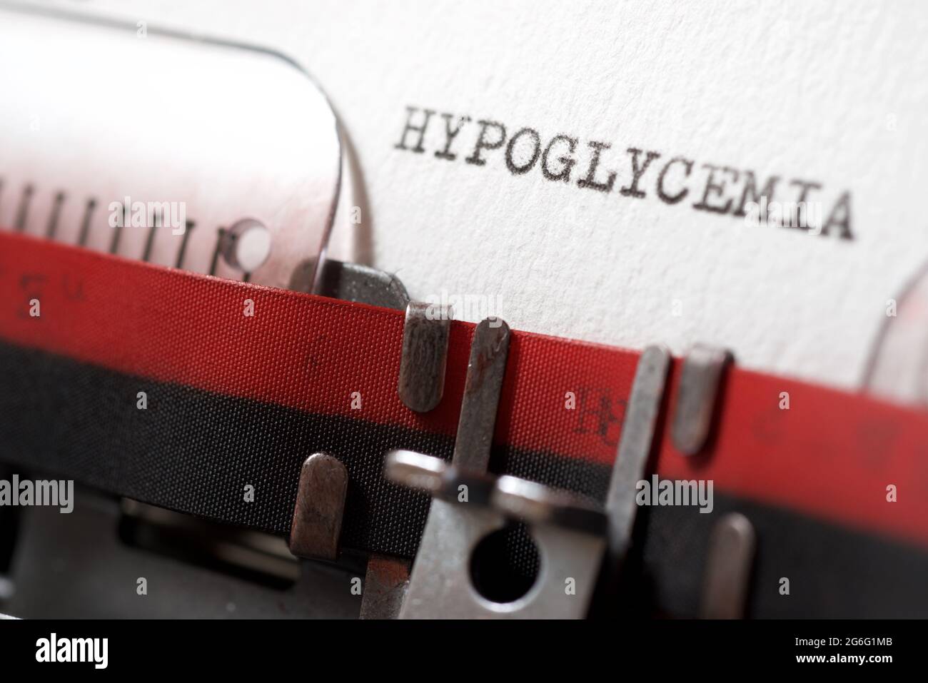 La parola ipoglicemia scritta con una macchina da scrivere. Foto Stock