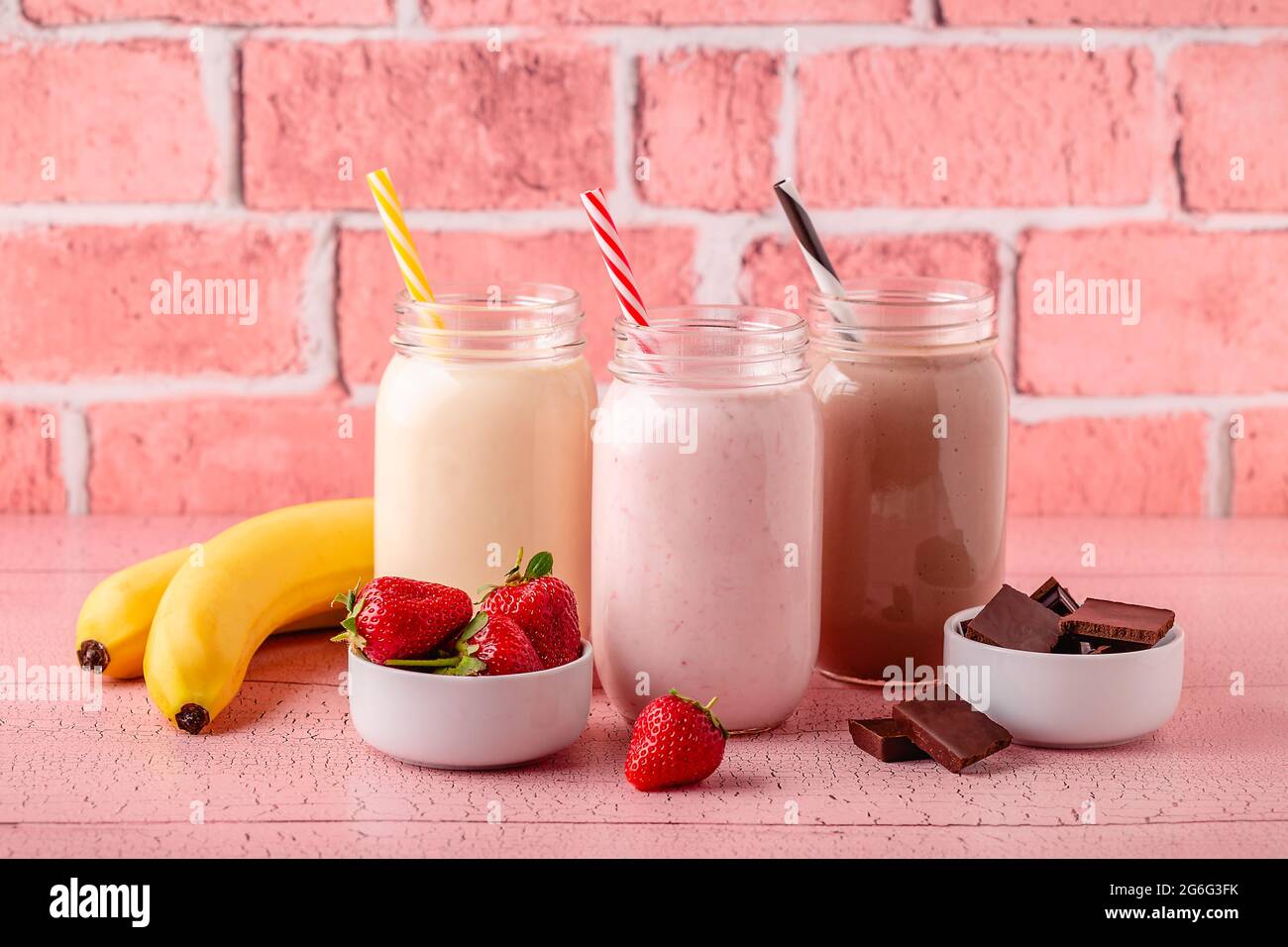 Set di fragole banana e cioccolato milkshake nei vasi di vetro Foto Stock