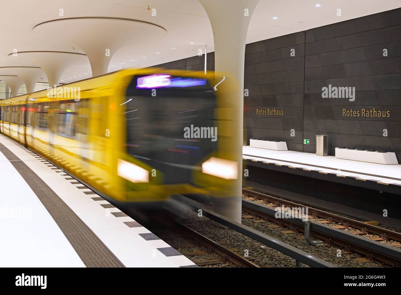 Arrivo in treno nella nuova stazione metropolitana 'Rotes Rathaus' della linea metropolitana U5 , Germania, Berlino Foto Stock