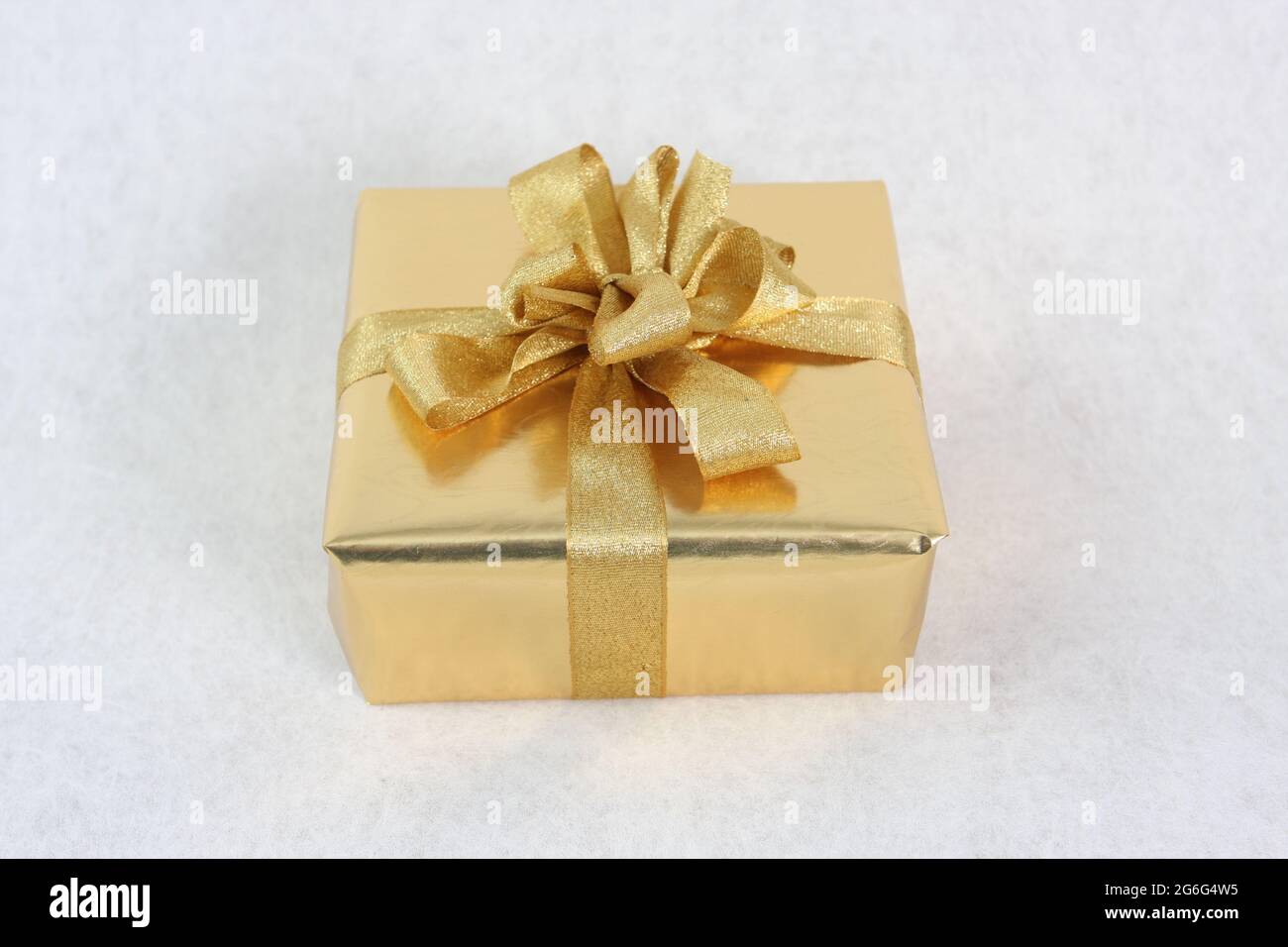 regalo d'oro con arco Foto Stock