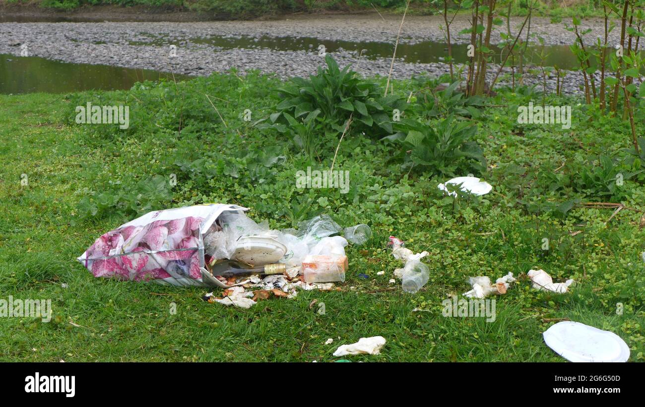 Inquinamento - scartato cibo e plastica residuo nella campagna aperta, Germania Foto Stock