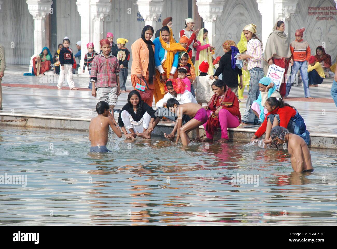 Cerimonia rituale di purificazione del bagno, India, Delhi Foto Stock