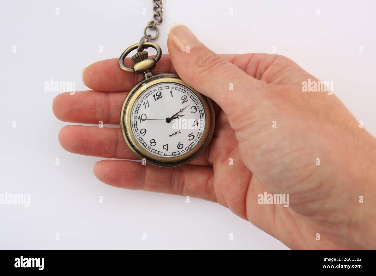 mano con orologio da tasca a faccia aperta Foto Stock