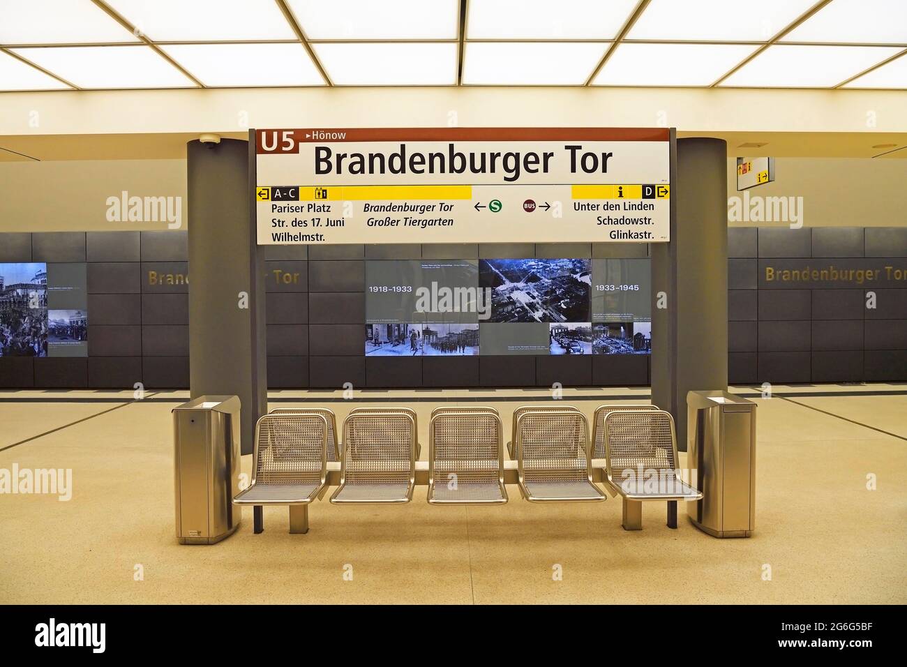 Panchine nella stazione della metropolitana nella nuova stazione 'Brandenburger Tor' della linea metropolitana U5, Germania, Berlino Foto Stock