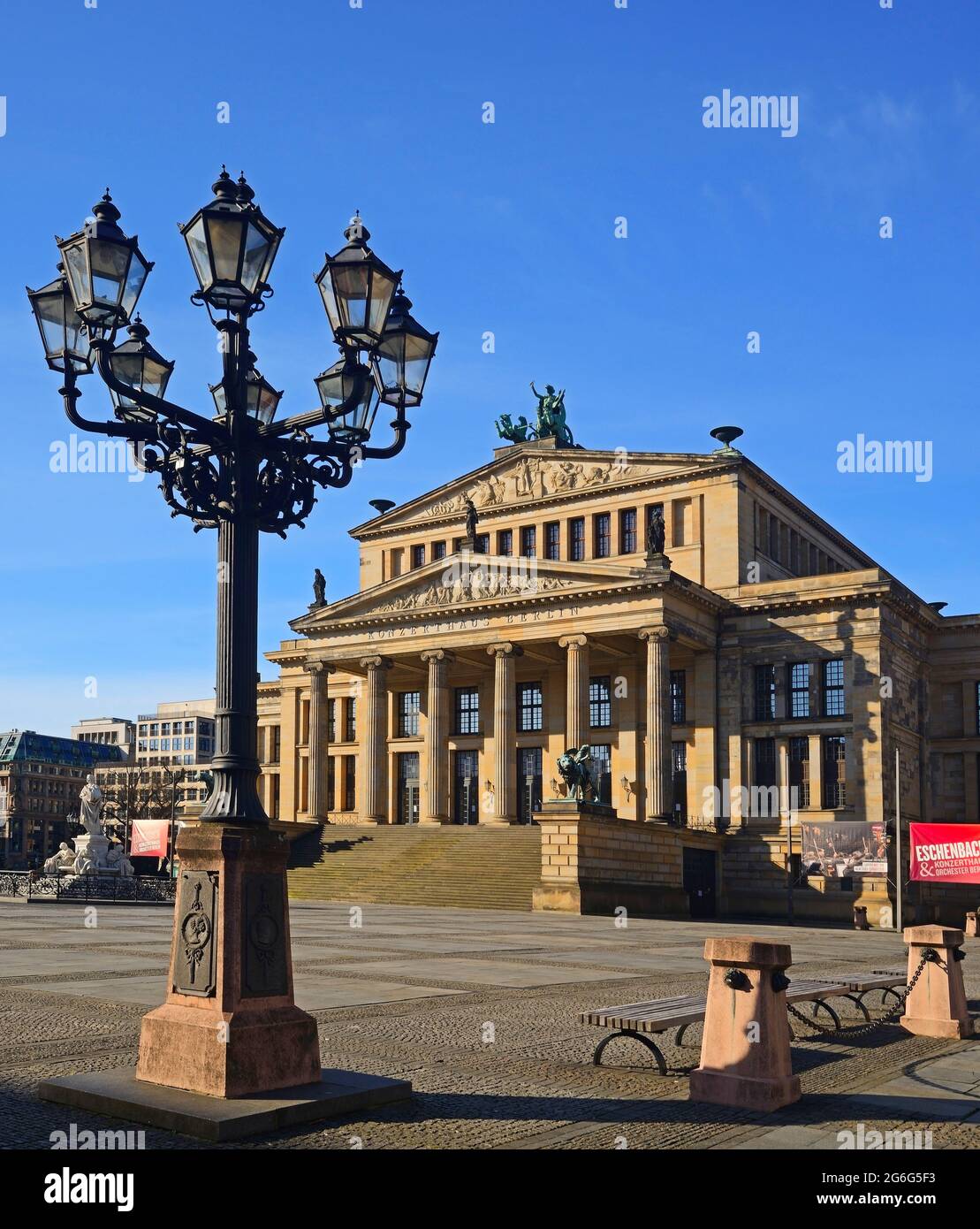 Teatro, Concert House Berlino con una storica lampada da strada su Gendarmenmarkt, Berlin-Mitte , Germania, Berlino Foto Stock