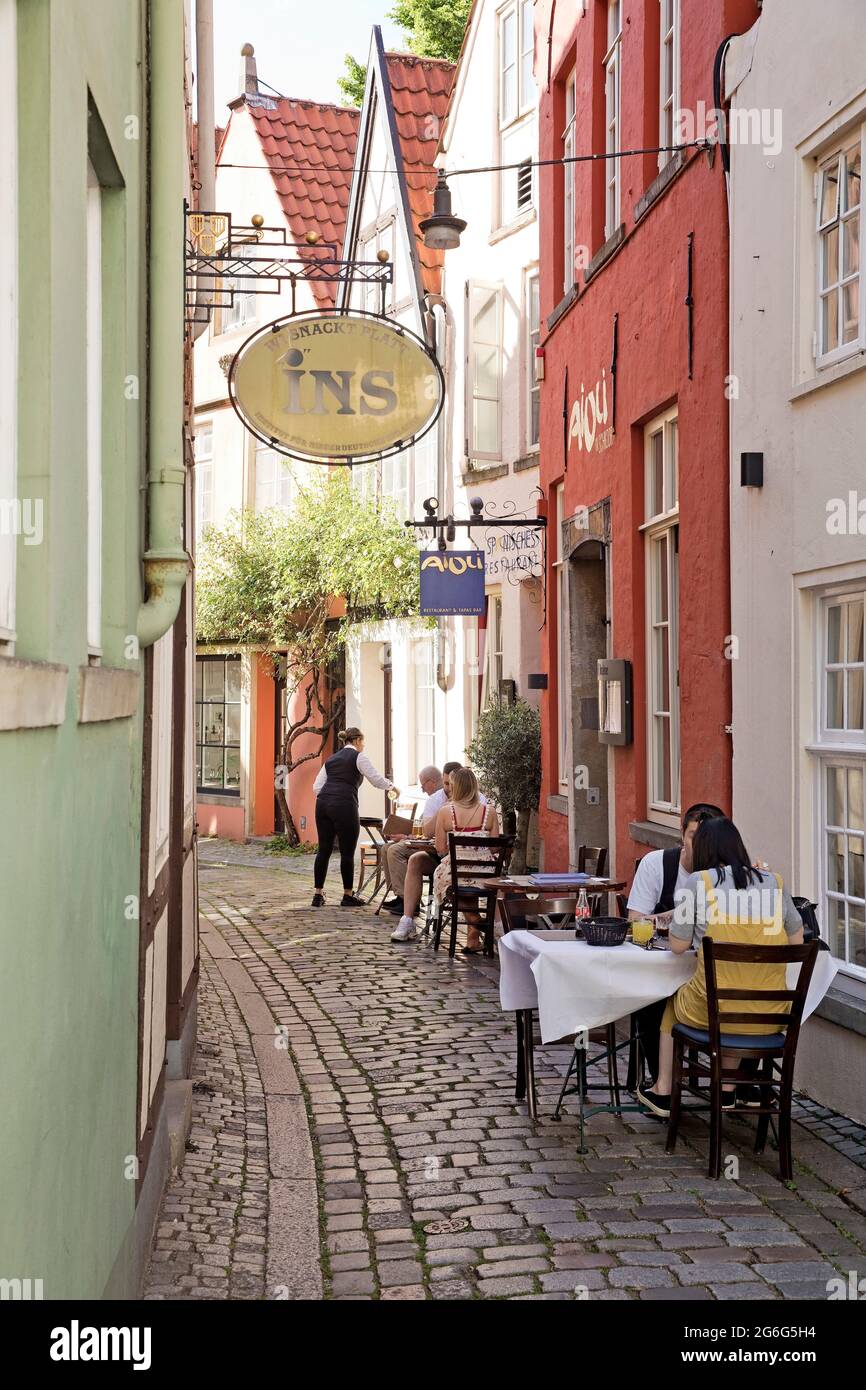 Catering all'aperto in un piccolo vicolo della città vecchia presso il quartiere Schnoor, Germania, Brema Foto Stock