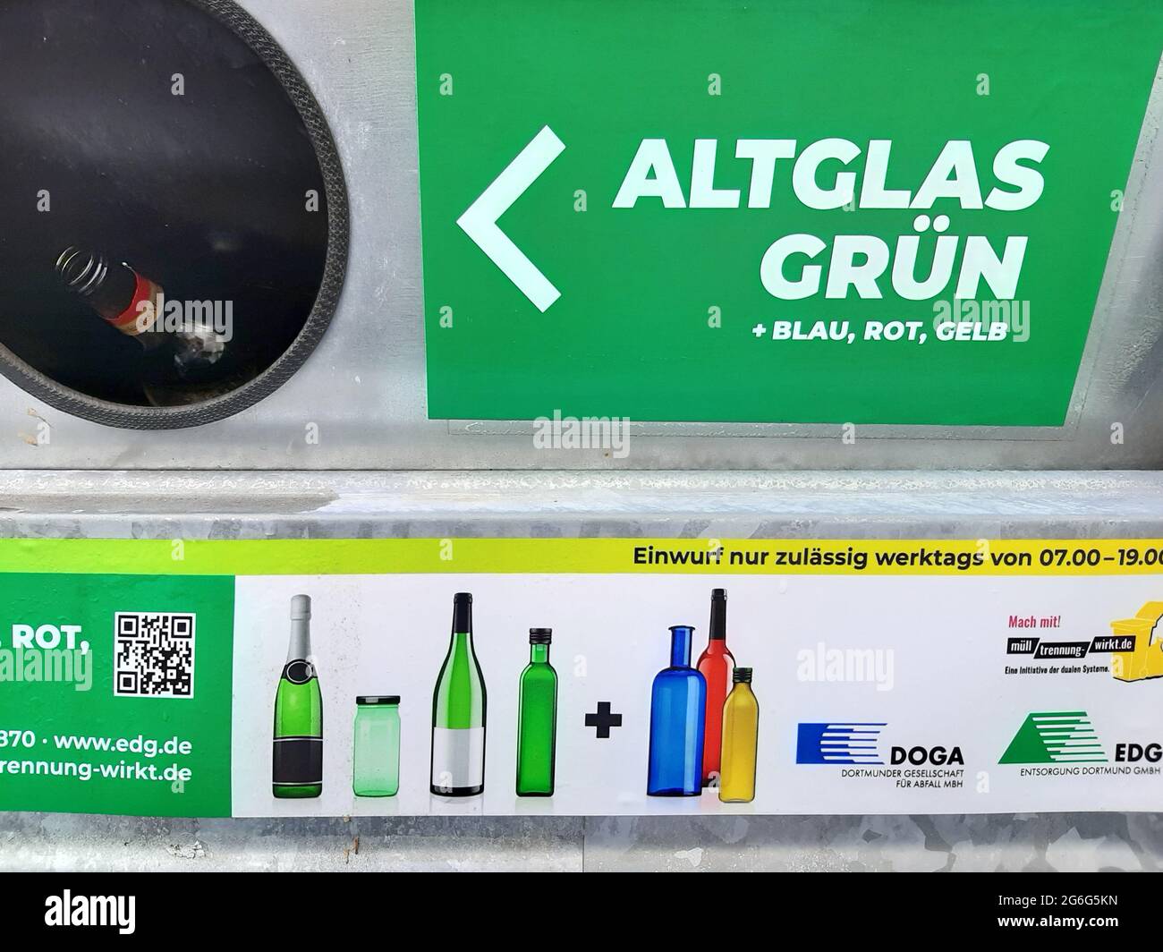 Contenitore di riciclaggio per vetro colorato di scarto, Germania Foto Stock