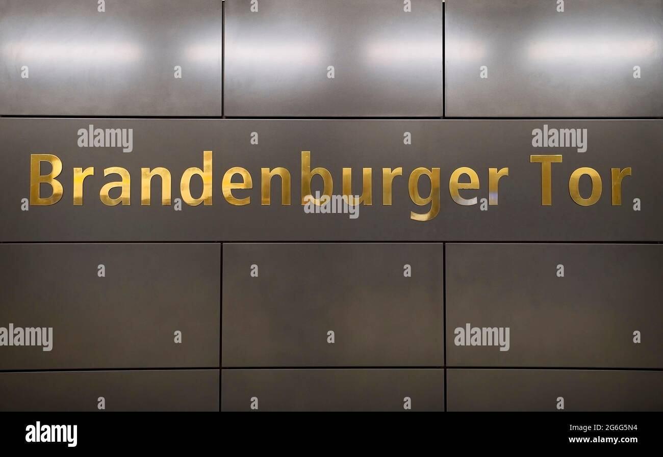 Scritta, nome della stazione della metropolitana nella nuova stazione 'Brandenburger Tor' della linea metropolitana U5, Germania, Berlino Foto Stock