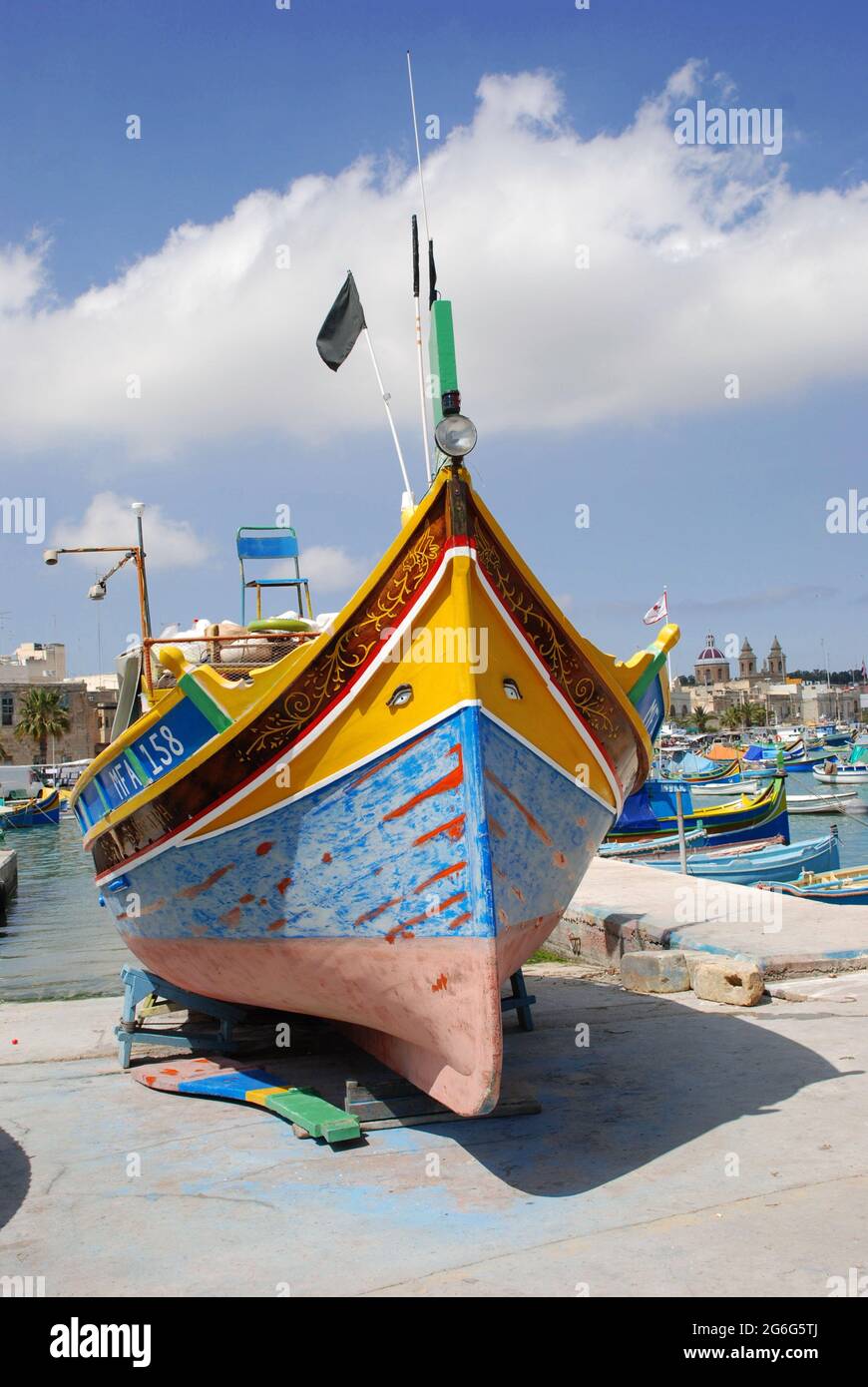 Luzzu, barca da pesca tradizionale dipinta in colori luminosi con occhi tipici sulla prua, Malta, Marsaxlokk Foto Stock