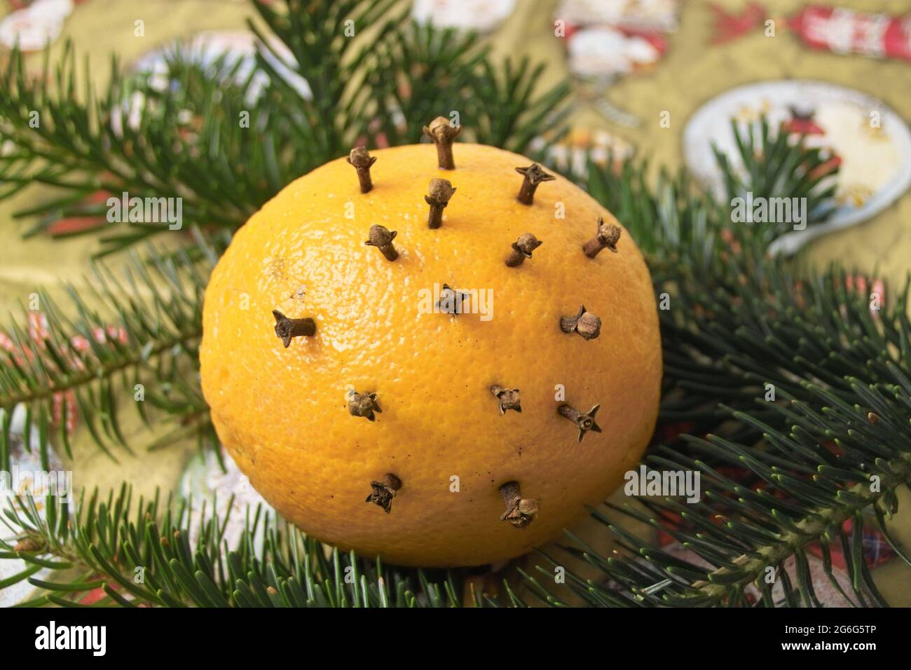 Arancio (Citrus sinensis), arancio profumato, arancio con chiodi di garofano essiccati, decorazioni natalizie Foto Stock