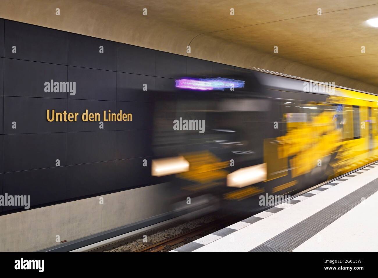Arrivo in treno alla nuova stazione 'Unter den Linden' della linea metropolitana U5, Germania, Berlino Foto Stock