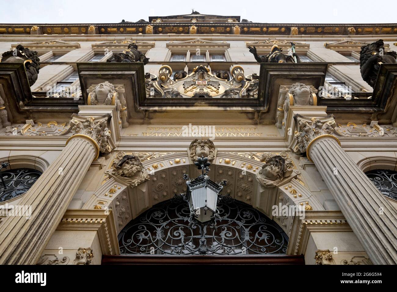 Schuetting, casa delle corporazioni dei commercianti e dei commercianti di Brema, portale nello stile dell'edificio rinascimentale nelle Fiandre, Germania, Brema Foto Stock