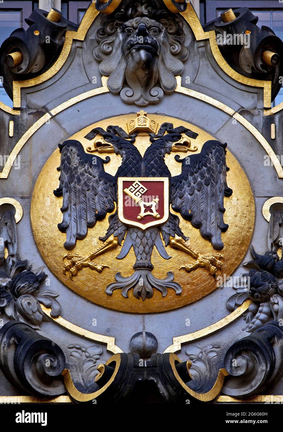 Schuetting, casa di gilda dei mercanti e commercianti di Brema, emblema dei commercianti con aquila imperiale a doppia testa con corona, Germania, Brema Foto Stock