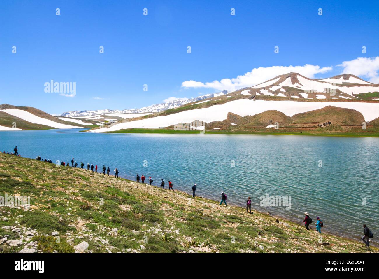 Fuoco selettivo dell'altopiano di Egrigol ai piedi del monte Geik dei Monti Taurus. Alpinismo escursioni in riva al lago, neve e cielo blu. Foto Stock