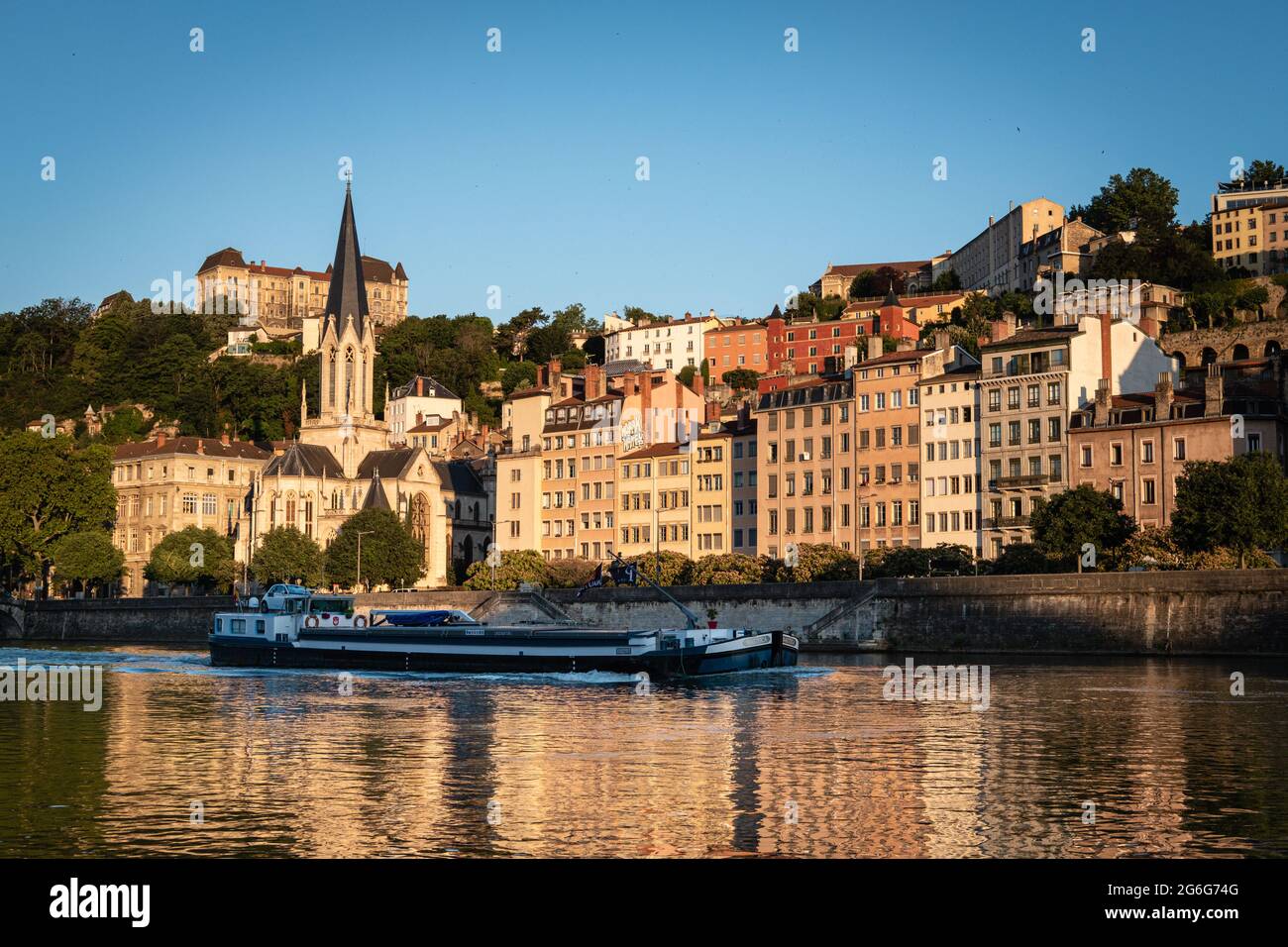 Lione (Francia), 2 luglio 2021. Vista sulla chiesa di Saint Georges nella Vecchia Lione con una chiatta sul fiume sâone. Foto Stock