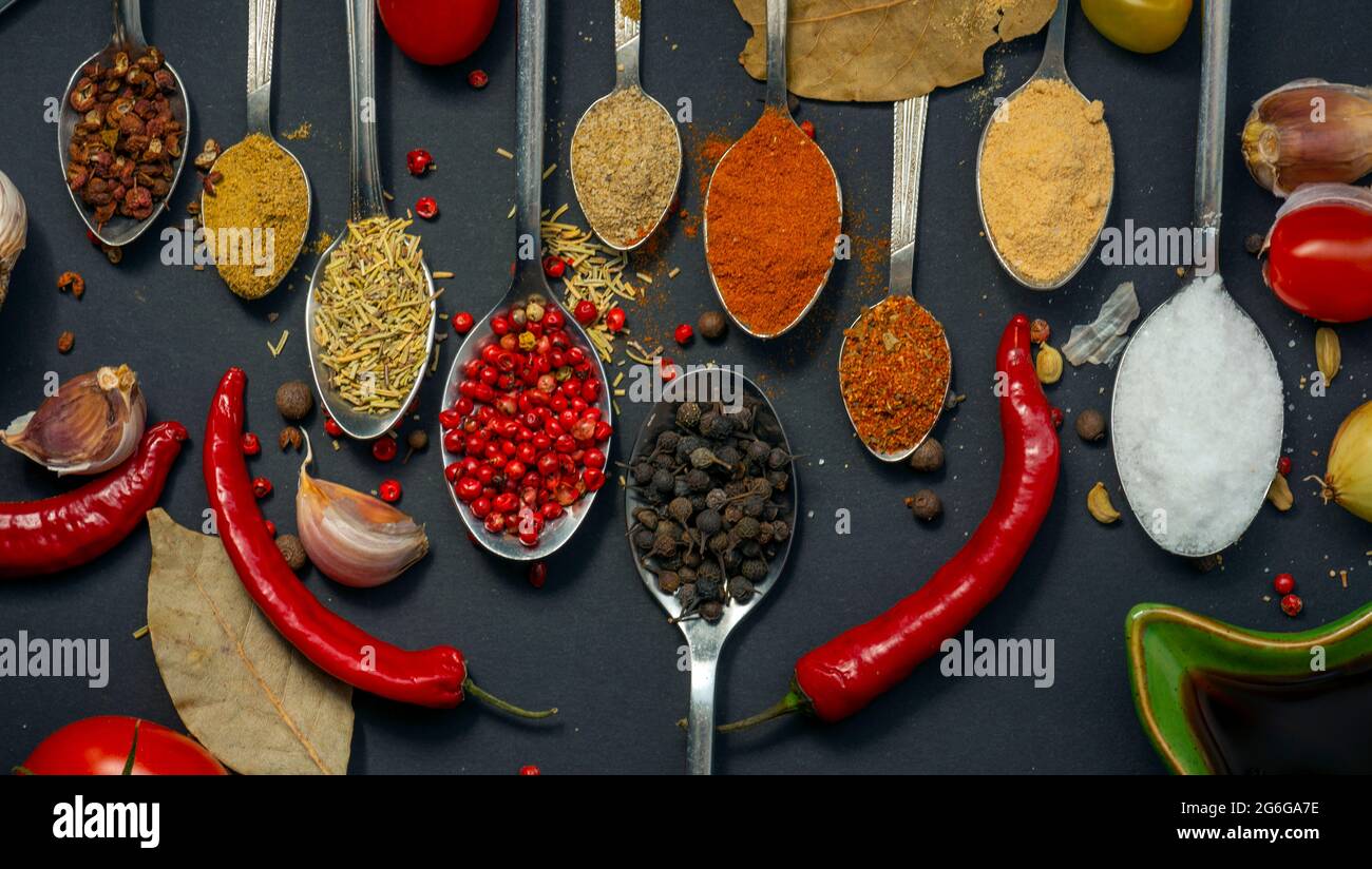 Spezie su sfondo nero fondo culinario Foto Stock