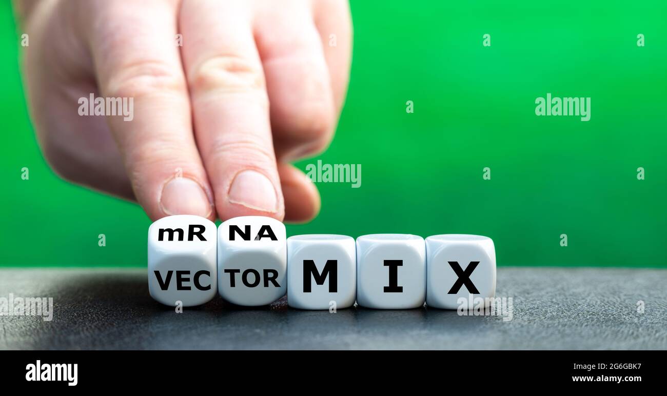 Simbolo di una vaccinazione contro la covid 19 con due vaccini diversi. Con un vaccino mRNA e un vaccino virale vettoriale. Foto Stock