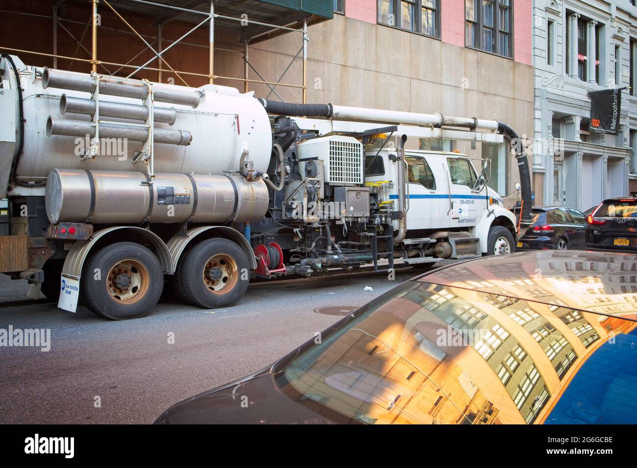 New York, NY, Stati Uniti d'America - 5 luglio 2021: Un camion di pompa per vuoto massiccio usato dall'MTA a New York City. Foto Stock
