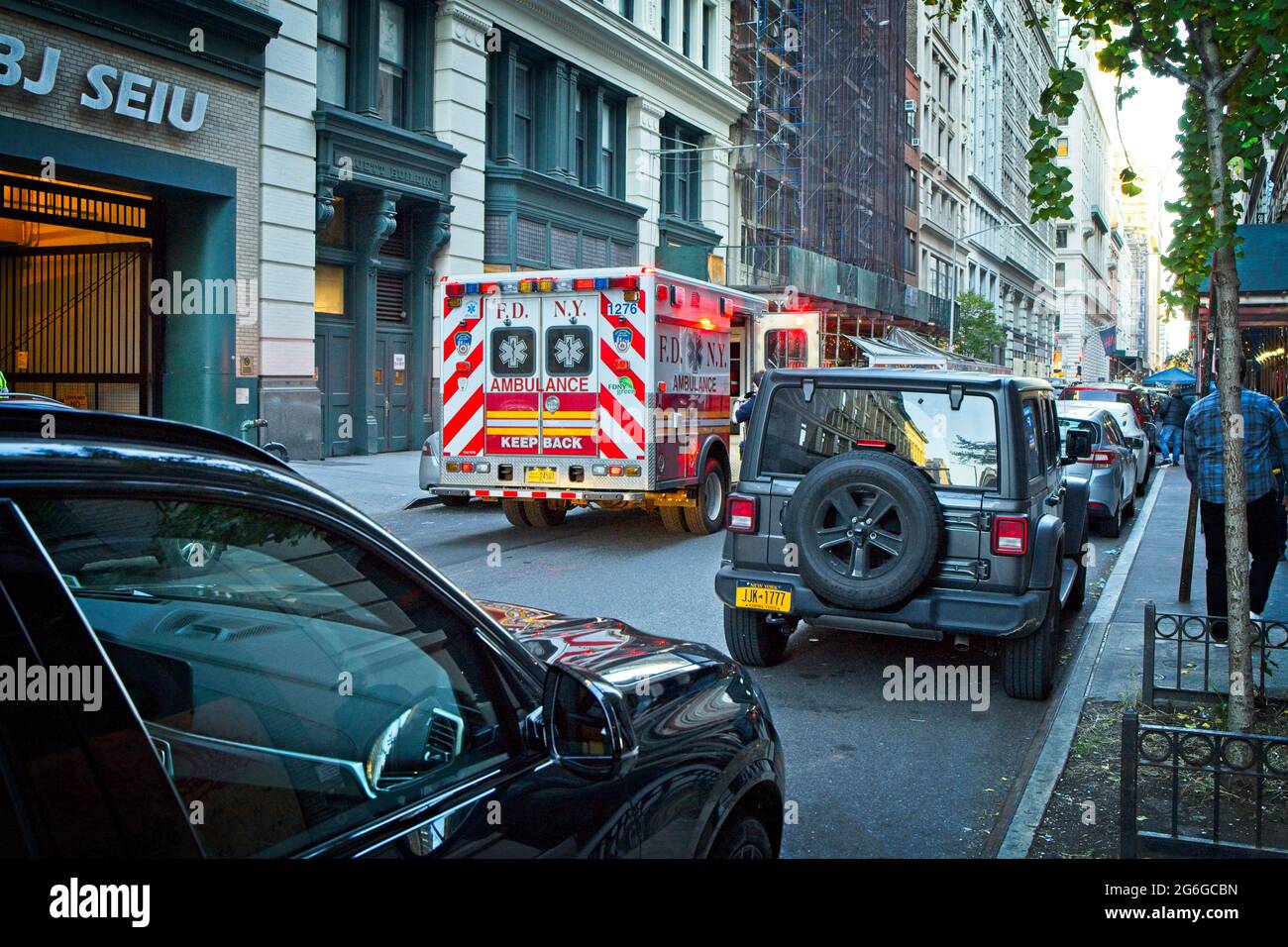 New York, NY, USA - 5 luglio 2021: Un'ambulanza operata dal Dipartimento del fuoco di NY (FDNY) su una chiamata a Manhattan Foto Stock