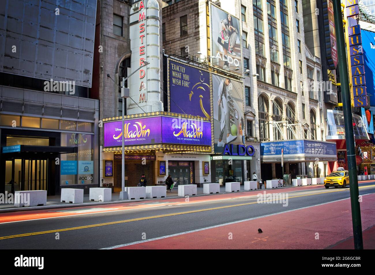 New York, NY, USA - 5 luglio 2021: 42nd Street in una mattina di primavera durante l'altezza della pandemia COVID-19 che mostra l'assenza di folle usuali Foto Stock