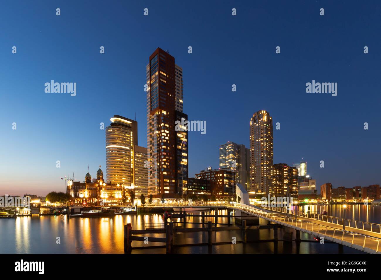 Vista notturna del Wilhelminapier e dello skyline di Rotterdam Foto Stock