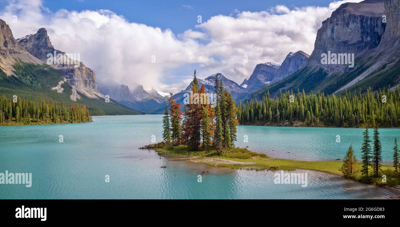 Panorama dell'isola Spirit nel lago Maligne, Parco Nazionale Jasper, Alberta, Montagne Rocciose, Canada Foto Stock