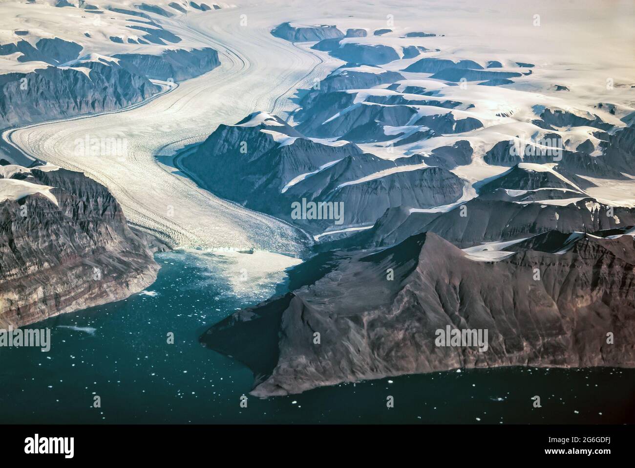 Costa occidentale della Groenlandia, vista aerea del ghiacciaio le montagne e il mare Foto Stock