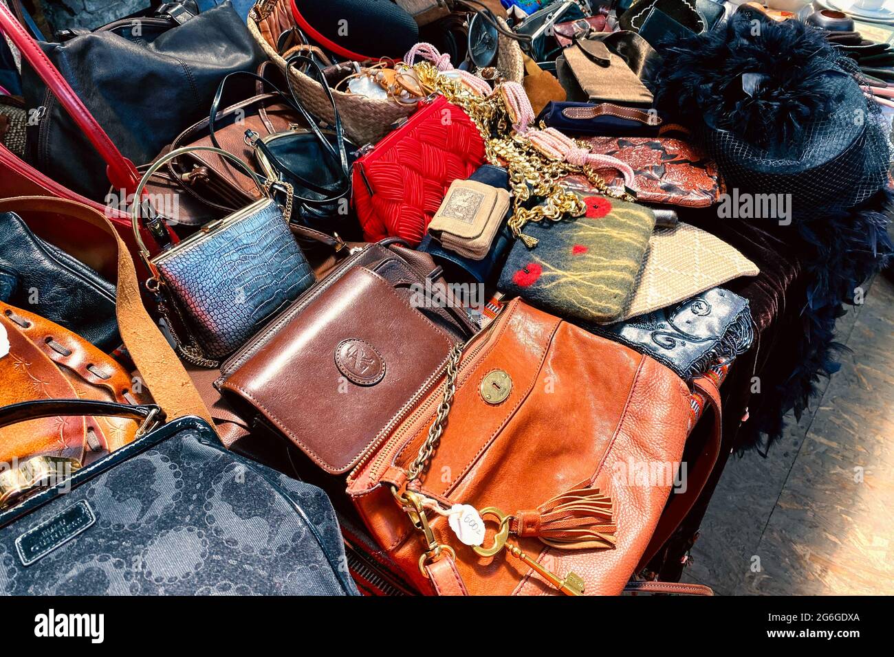 Lviv, Ucraina - 16 maggio 2021 : borse di lusso vintage in pelle e altre cose d'epoca sul mercato delle pulci o festival stagionale, vendita garage. Shopping prospero Foto Stock