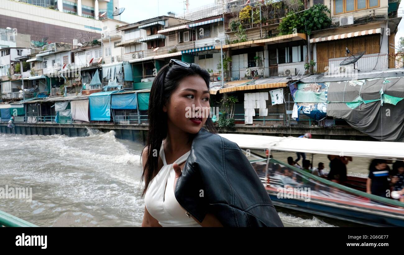 Turista Cinese Asiatico modello Poser attrice che indossa giacca di pelle nera blusa bianca Sightseeing Bangkok Thailandia Foto Stock
