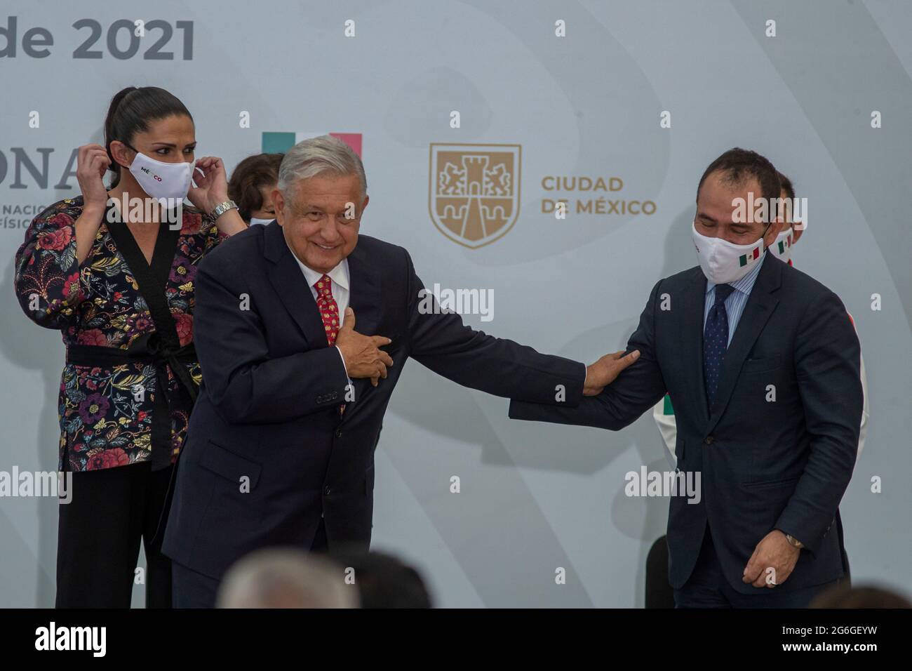 Città del Messico, Messico. 05 luglio 2021. CITTÀ DEL MESSICO, MESSICO 5 LUGLIO: Presidente del Messico Andres Manuel Lopez Obrador ed Eduardo Herrera durante la cerimonia di Flagging degli atleti che rappresenteranno il Messico verso i XXXII Giochi Olimpici, Tokyo 2021 al Centro Nazionale per lo sviluppo dei talenti sportivi e delle alte prestazioni (CNAR) il 5 luglio 2021 a Città del Messico, Messico. (Foto di Eyepix/Sipa USA) Credit: Sipa USA/Alamy Live News Foto Stock