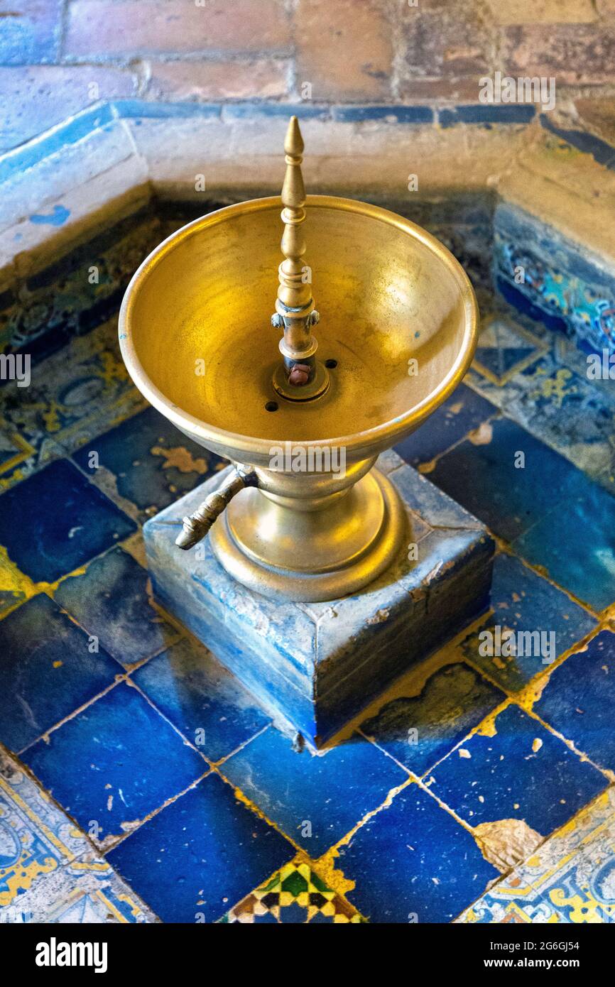 Fontana di bronzo è una baisn piastrellata nella stanza del Gabinetto a Casa de Pilatos (Casa del Pilato), Siviglia, Andalusia, Spagna Foto Stock