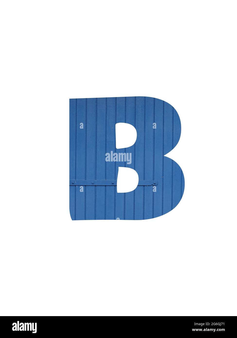 Lettera B dell'alfabeto fatto di vecchio legno blu, isolato su sfondo bianco Foto Stock