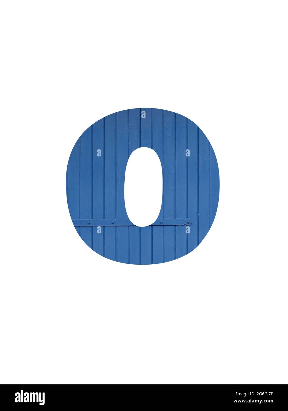 Lettera o dell'alfabeto fatto di vecchio legno blu, isolato su sfondo bianco Foto Stock