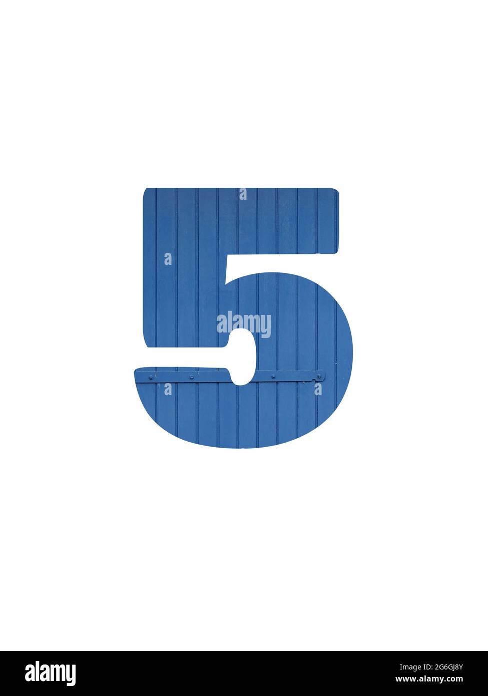 Numero 5 dell'alfabeto fatto di vecchio legno blu, isolato su sfondo bianco Foto Stock