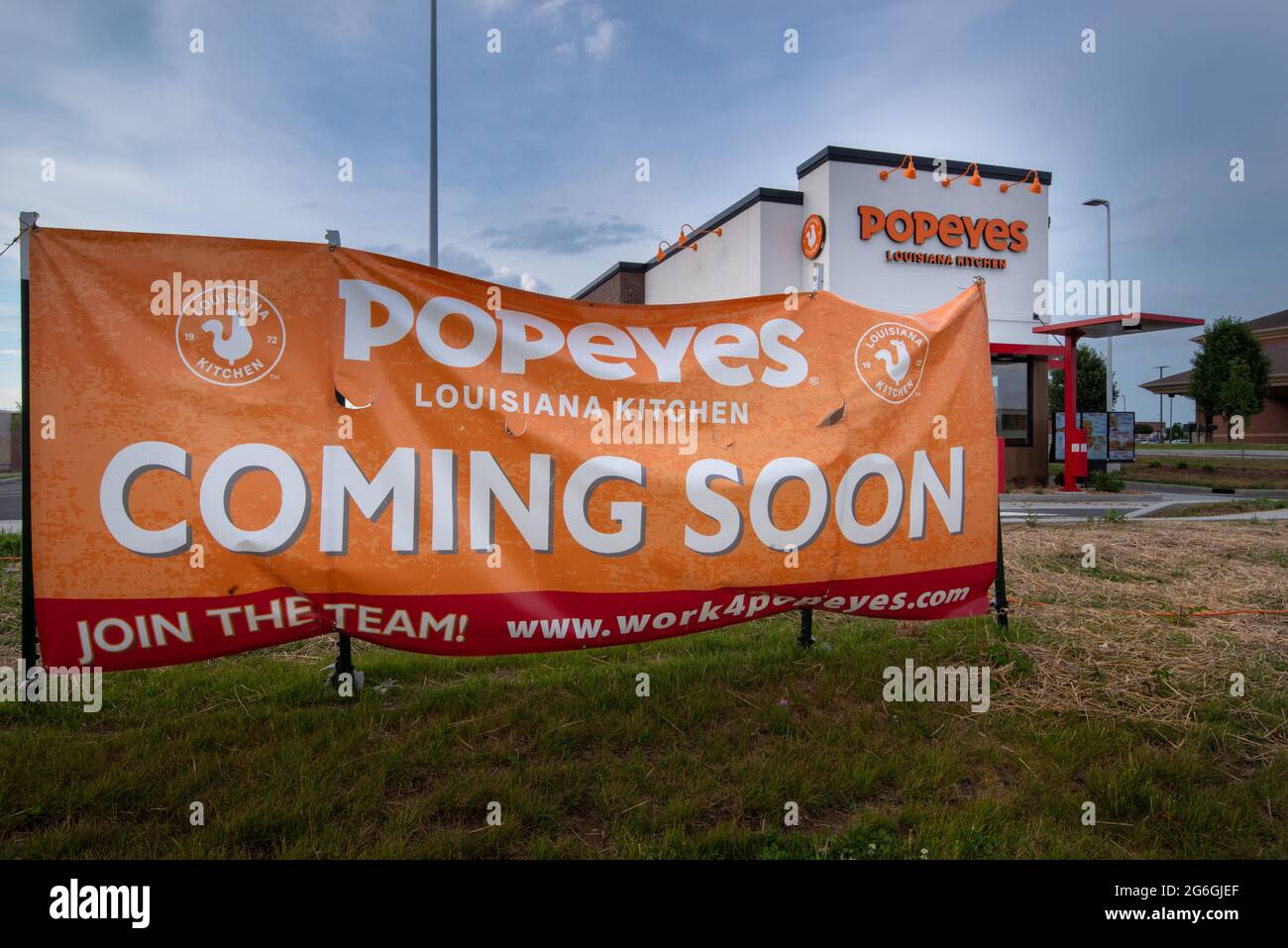 O’fallon il – 2 luglio 2021; segno arancione e bianco davanti alla nuova costruzione segna l'apertura di Popeye Louisiana Kitchen a Restaurant Brands Internation Foto Stock