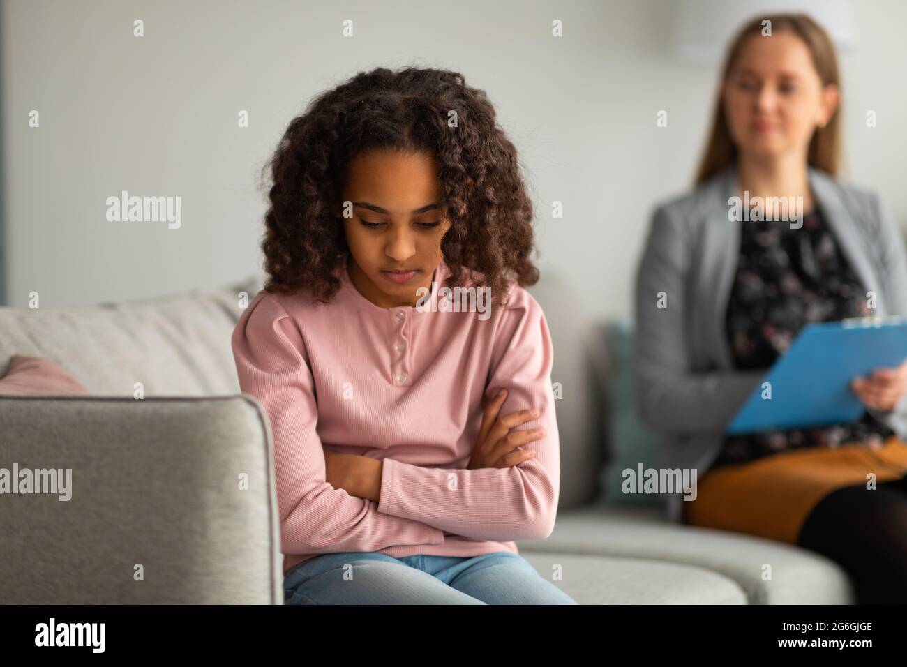 Stress e trauma psicologico. Ragazza nera alla sessione dello psicologo, rovesciato teen girandosi indietro, ritenendo l'ansia Foto Stock